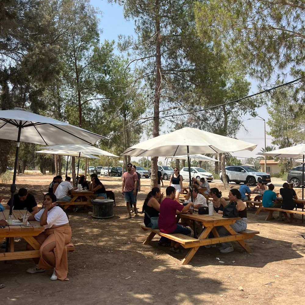 הישיבה בצל העצים באינתה