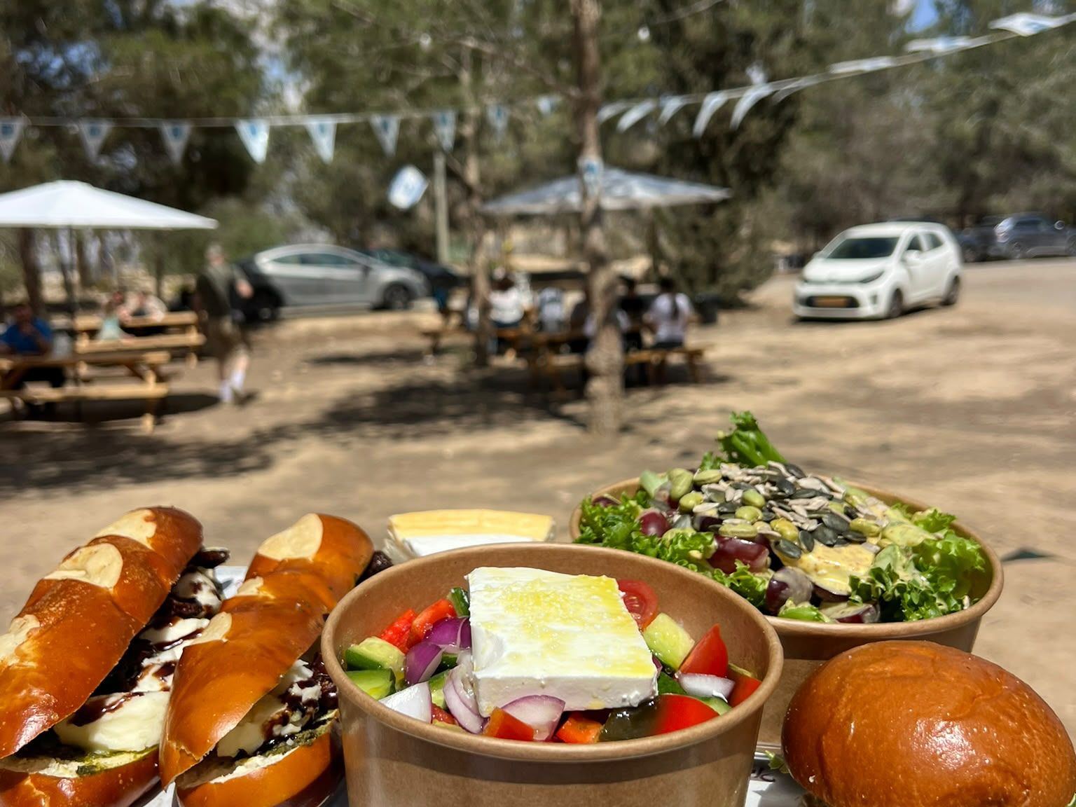 מגש כריכים, סלטים ומאפים של אינתה